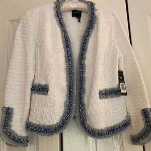 Nic+Zoe linen summer weight jacket. Denim weave detailing at cuff and hem.